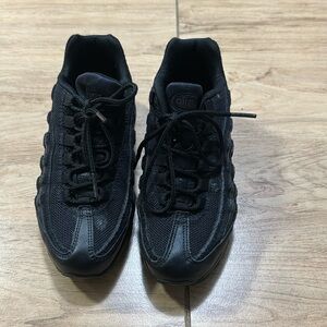 Nike -Airmax 95- good condition size 4.5 in Boys